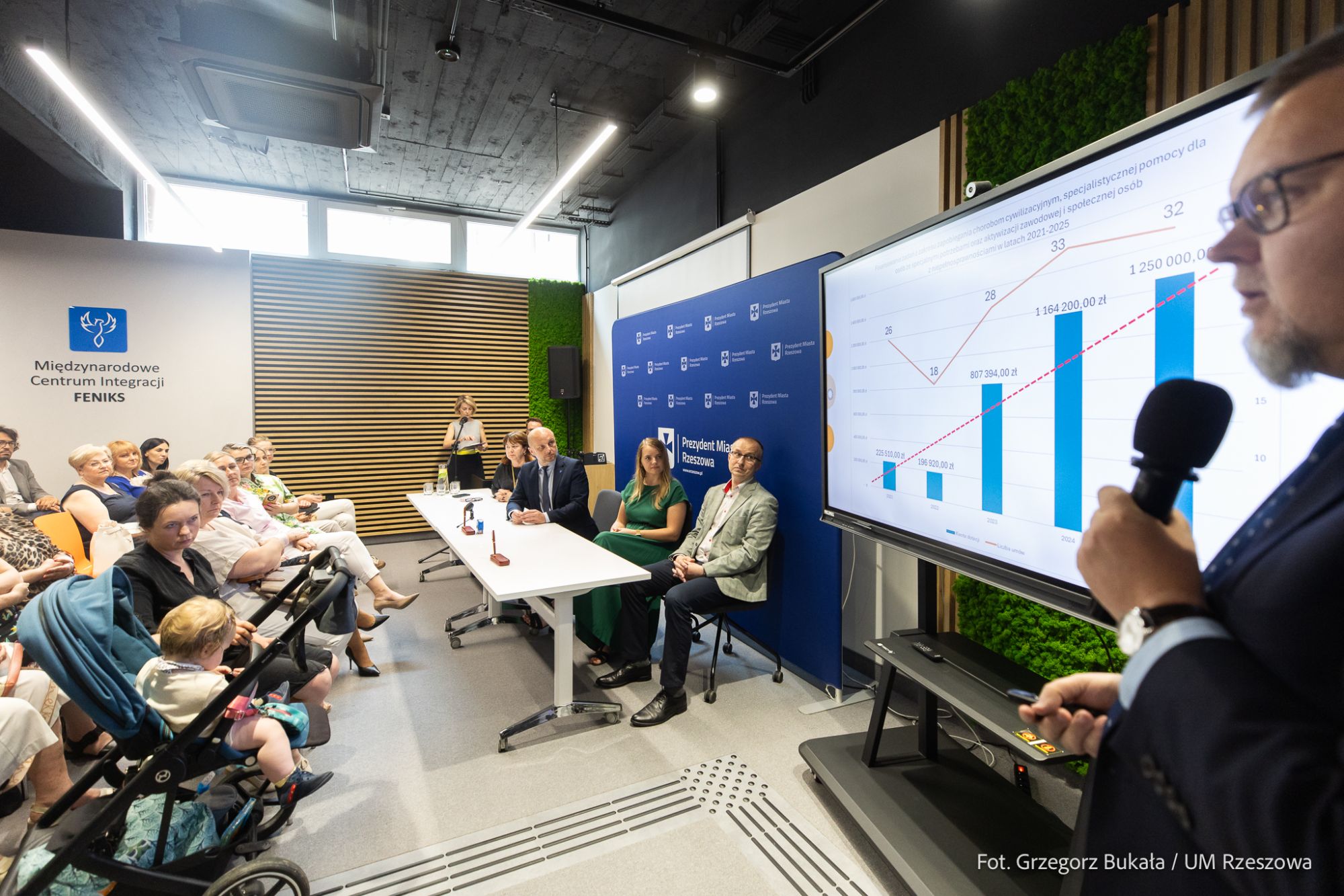 zdjęcie z uroczystego podpisania um&oacute;w z organizacjami pozarządowymi,fot. Grzegorz Bukała, Urząd Miasta Rzeszowa